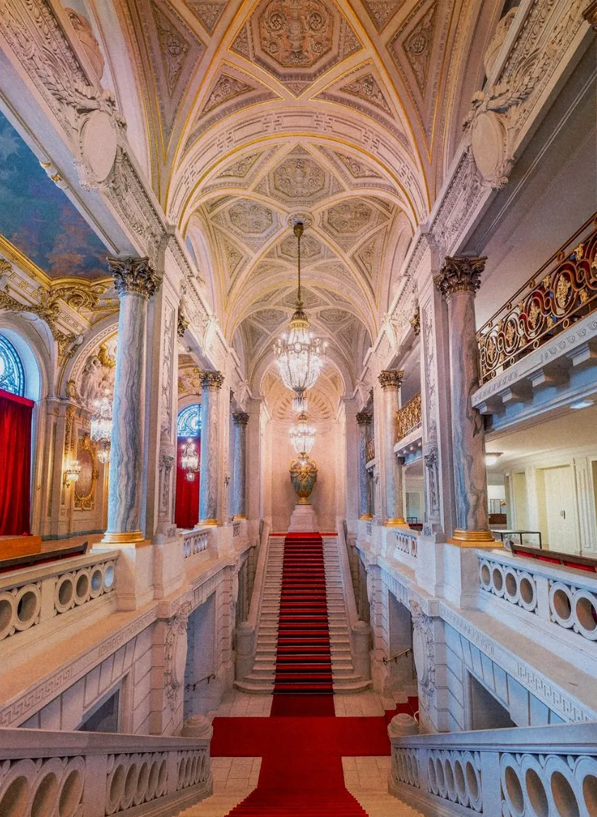 Le grand escalier de l'Opéra recouvert d'un tapis rouge.