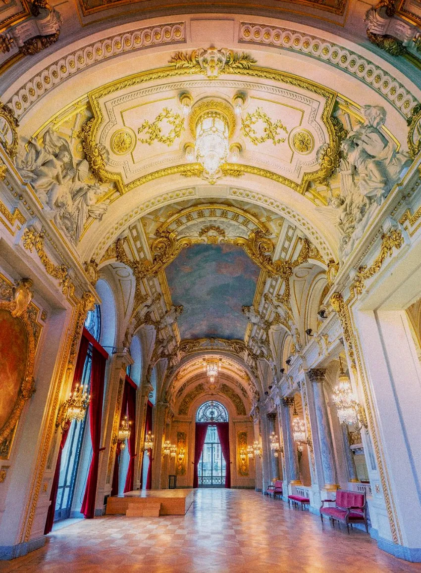 Le grand foyer de l'Opéra, voûte dorée et lustres de cristal.