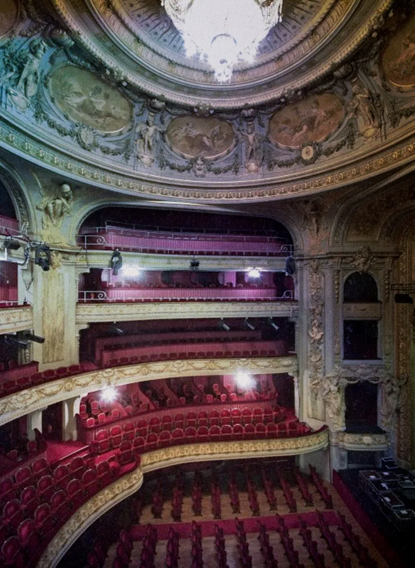 La salle à l'italienne de l'Opéra, balcons dorés et fauteuils rouges.