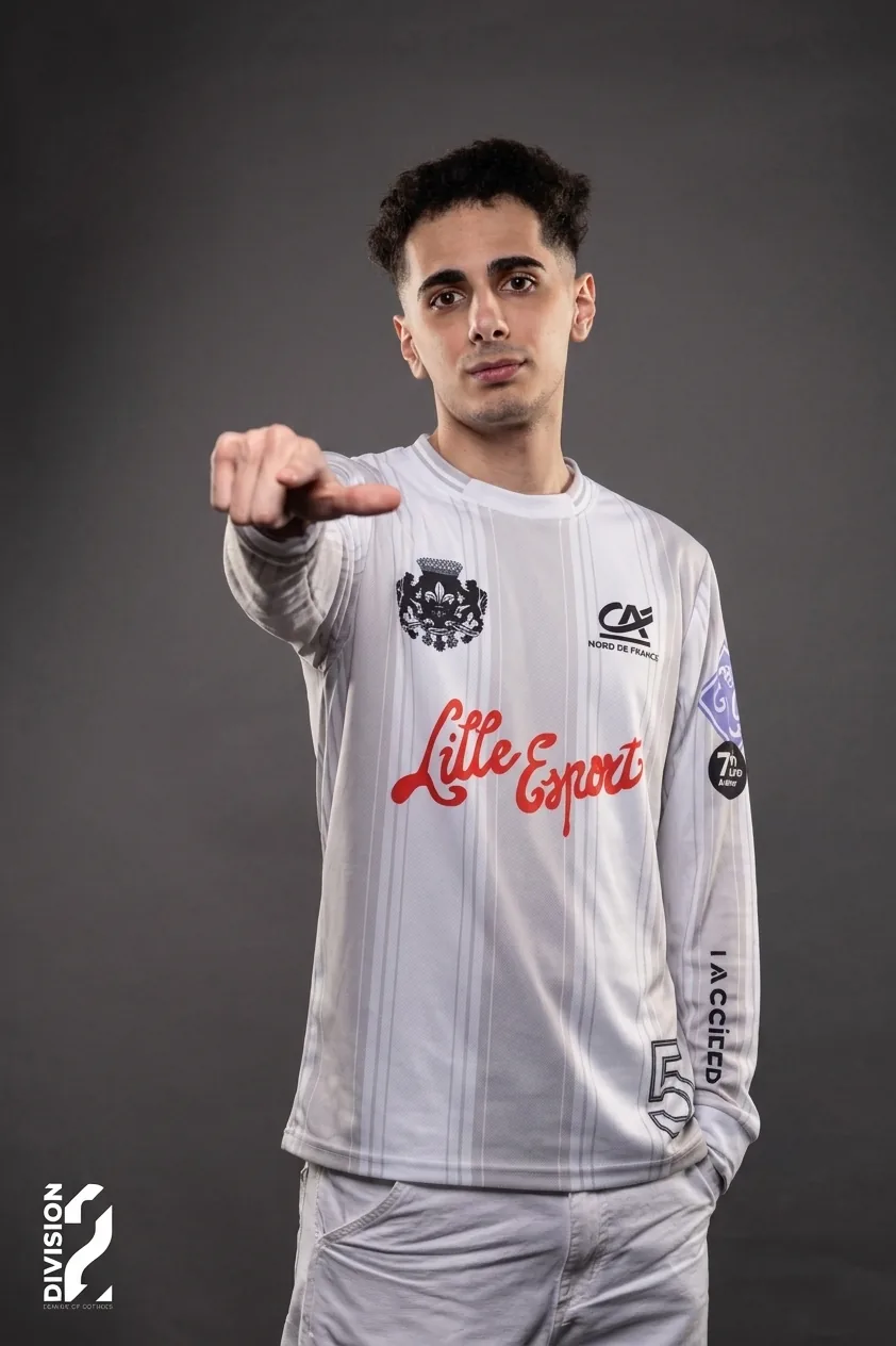 Un joueur de Lille Esport pointe l'objectif, vêtu du maillot anniversaire blanc floqué Lille Esport.