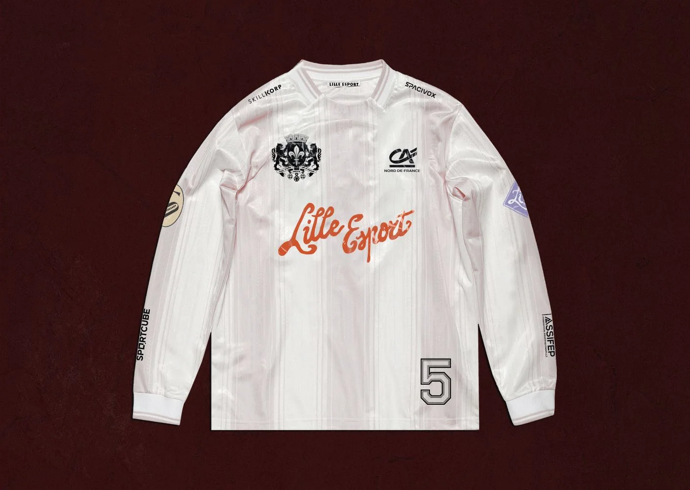 Le maillot 5 ans Lille Esport vu de face : blanc rayé, armoiries de Lille, script Lille Esport rouge et numéro 5.